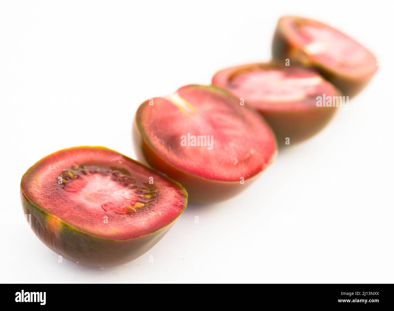 demi-tomates noires sur fond blanc Banque D'Images