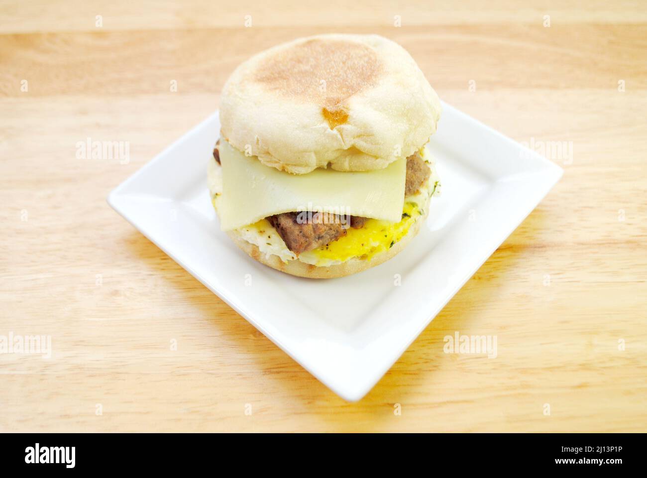 Sandwich aux saucisses, aux œufs et au fromage sur un muffin anglais Banque D'Images