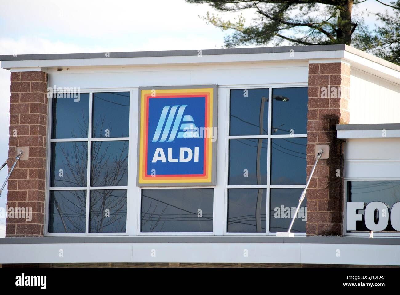 Aldi Food Store-Aldi est une chaîne de supermarchés à prix réduit de premier plan. 20 mars 2022 - North Windham, CT, États-Unis Banque D'Images