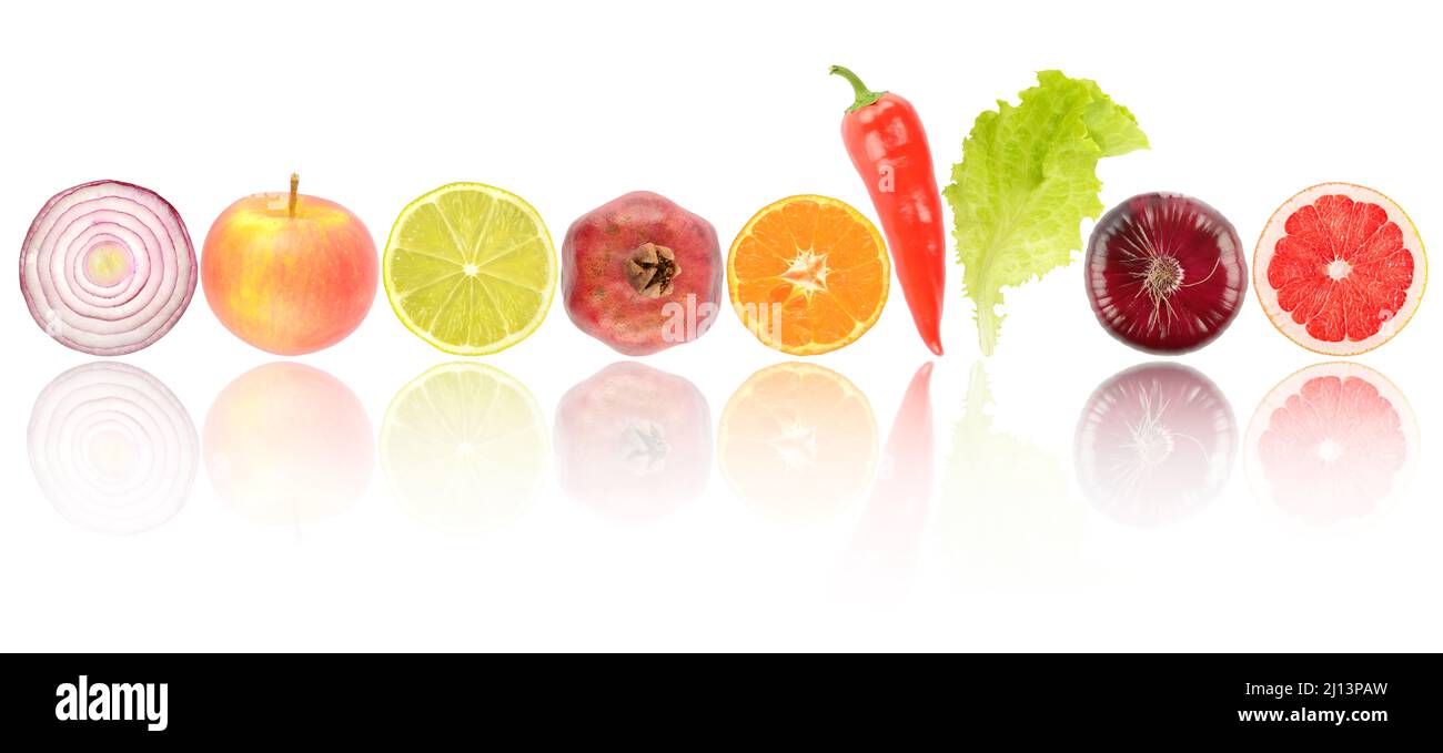 Fruits et légumes frais et lumineux en rangée avec réflexion de lumière isolée sur fond blanc. Banque D'Images