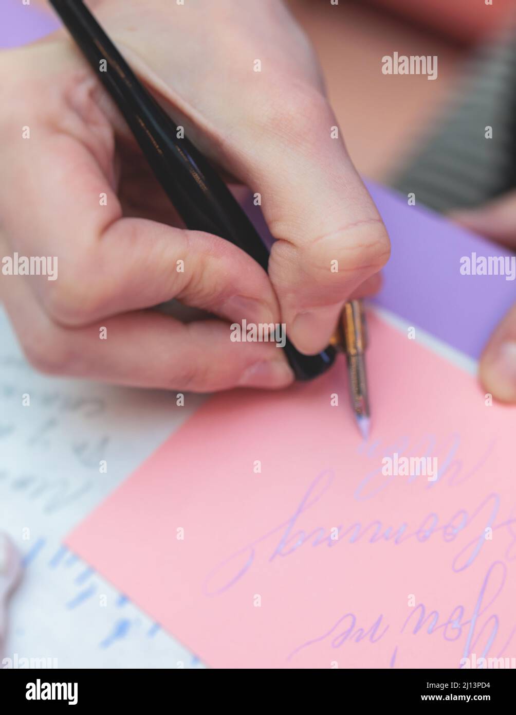 Processus de calligraphie écriture avec une plume de plume de plume d