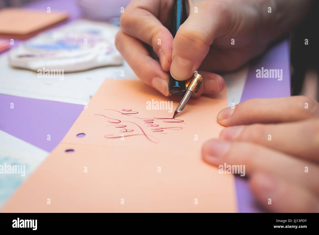 Processus de calligraphie écriture avec une plume de plume de plume d