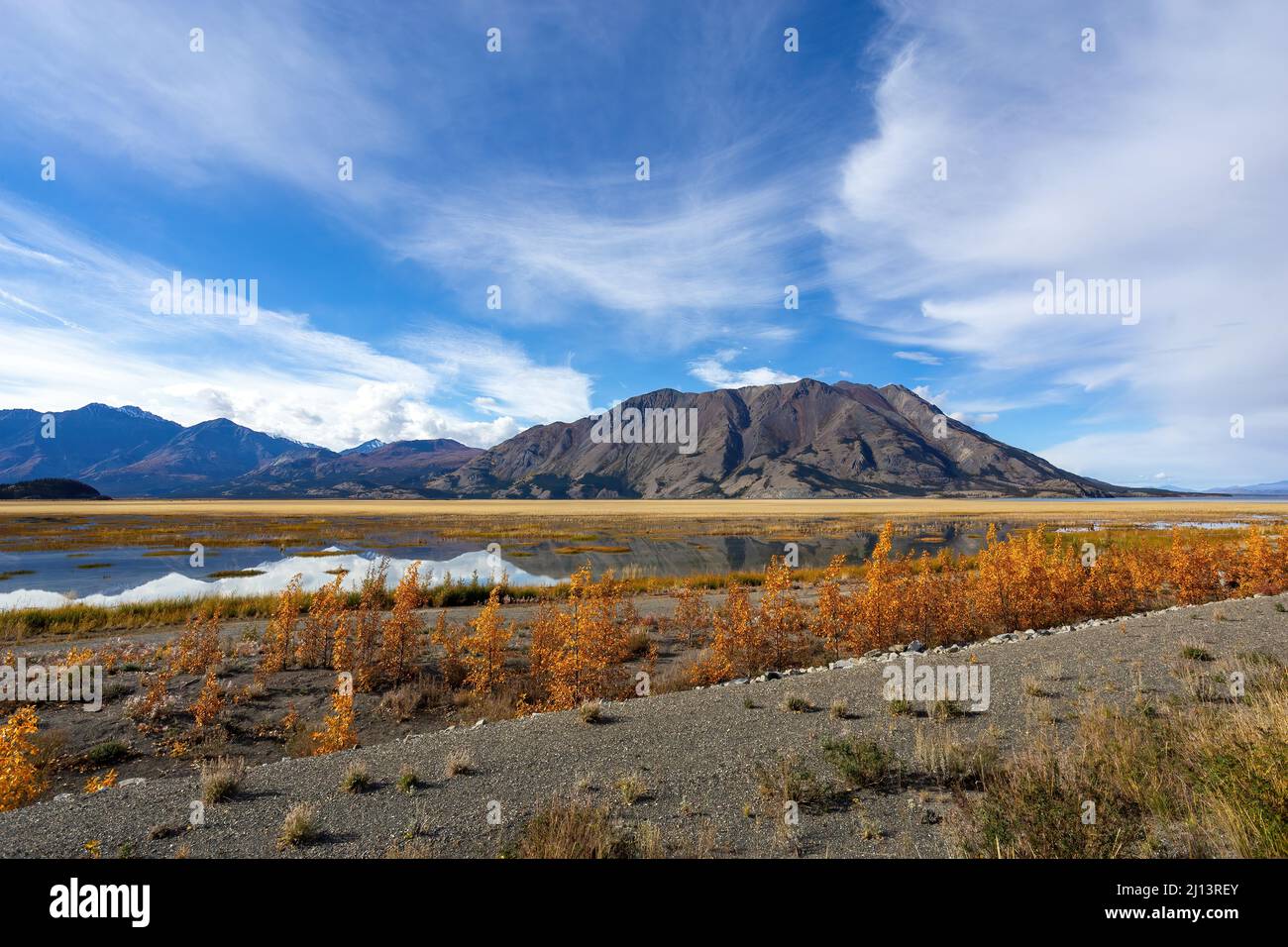 La montagne des moutons se reflète en automne dans le lac Kluane, dans le parc national et réserve Kluane, territoire du Yukon, Canada. Banque D'Images
