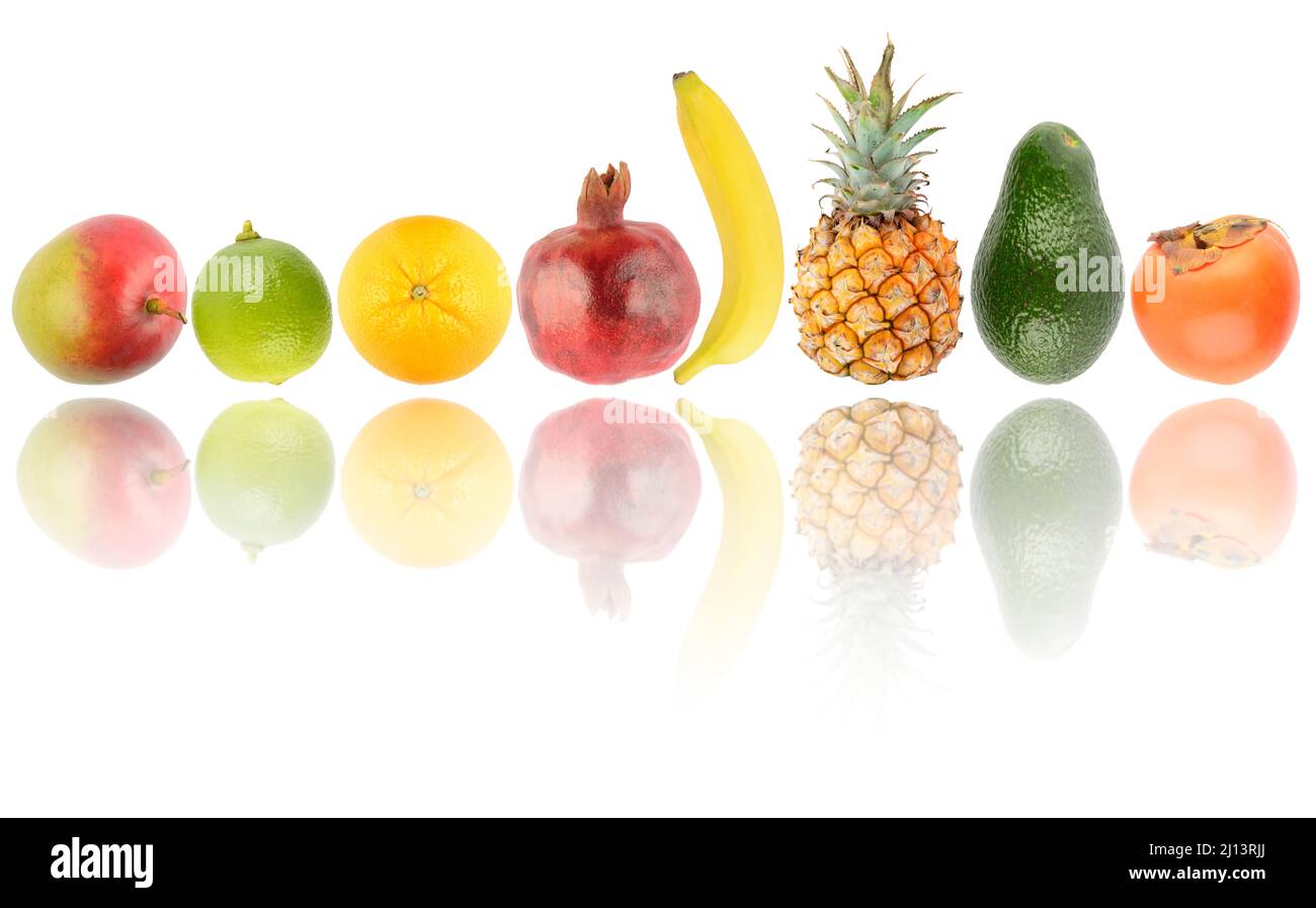 Fruits et légumes frais en rangée avec réflexion de lumière isolée sur fond blanc. Banque D'Images