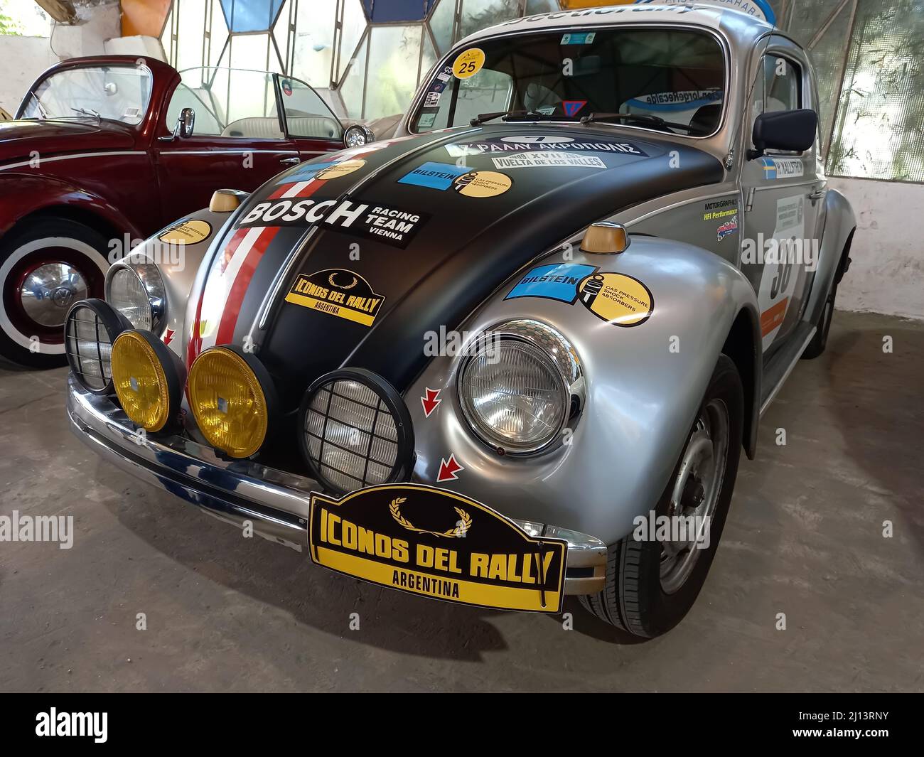 Voiture de course Volkswagen gris sport ou Bug Rally, voiture refroidie par air. Logos Bosch et Bilstein sur le capot Banque D'Images