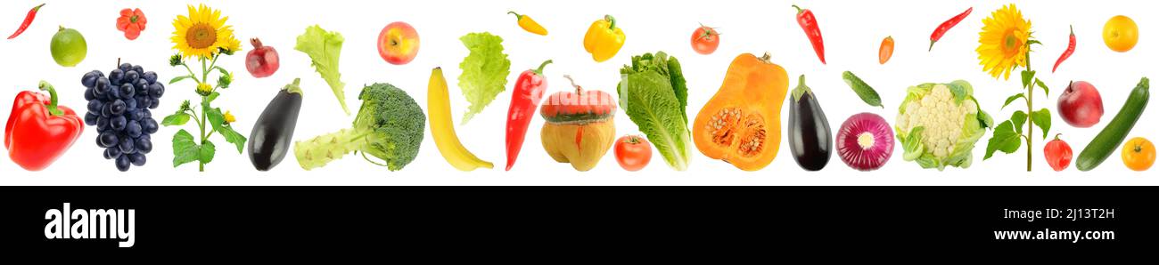 Légumes et fruits dans une ligne isolée sur fond blanc. Banque D'Images