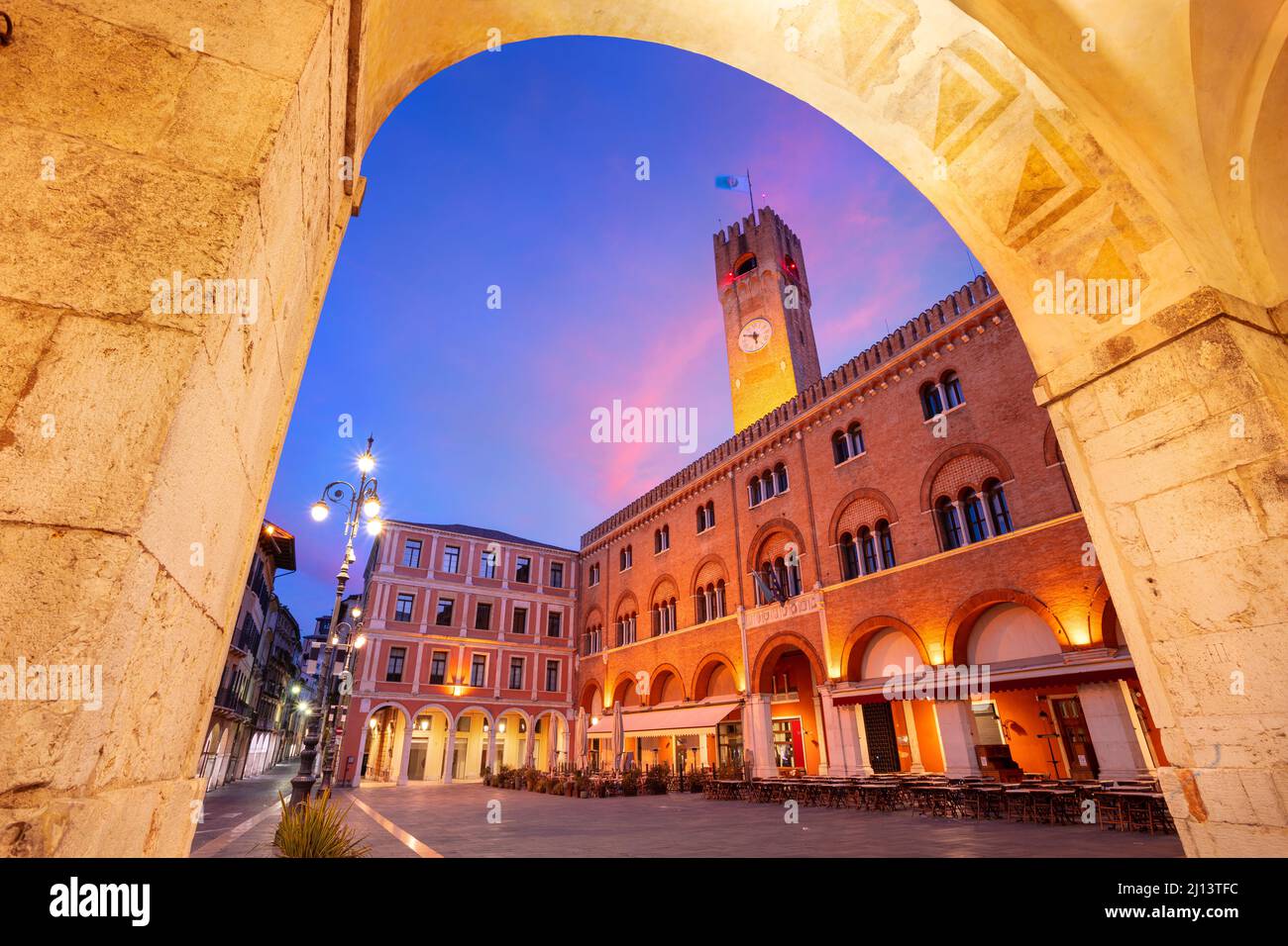 Trévise, Italie. Image de paysage urbain du centre historique de Trévise, Italie avec la place ancienne au lever du soleil. Banque D'Images