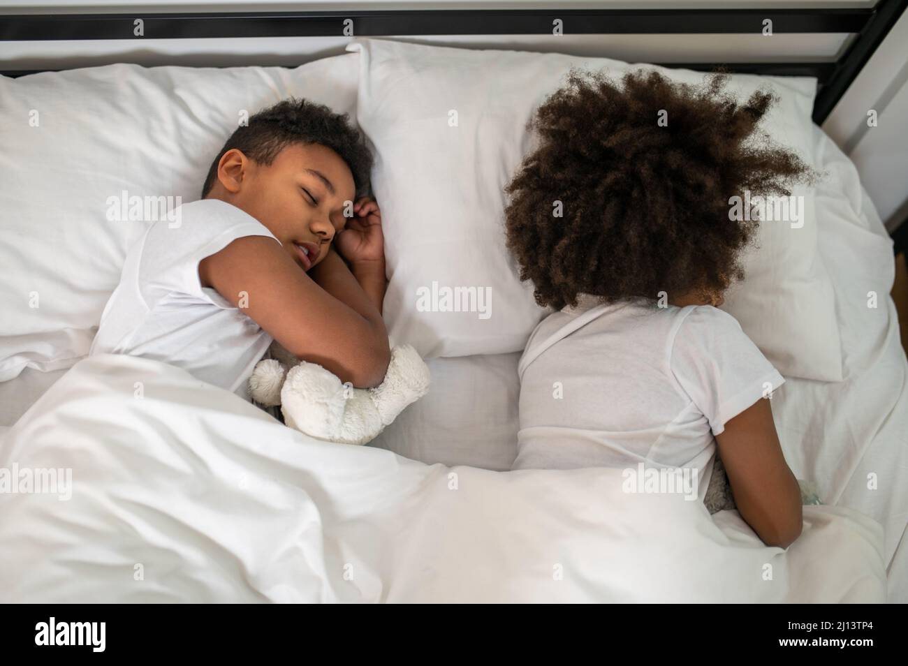 Les enfants dorment paisiblement dans le lit à la maison Banque D'Images