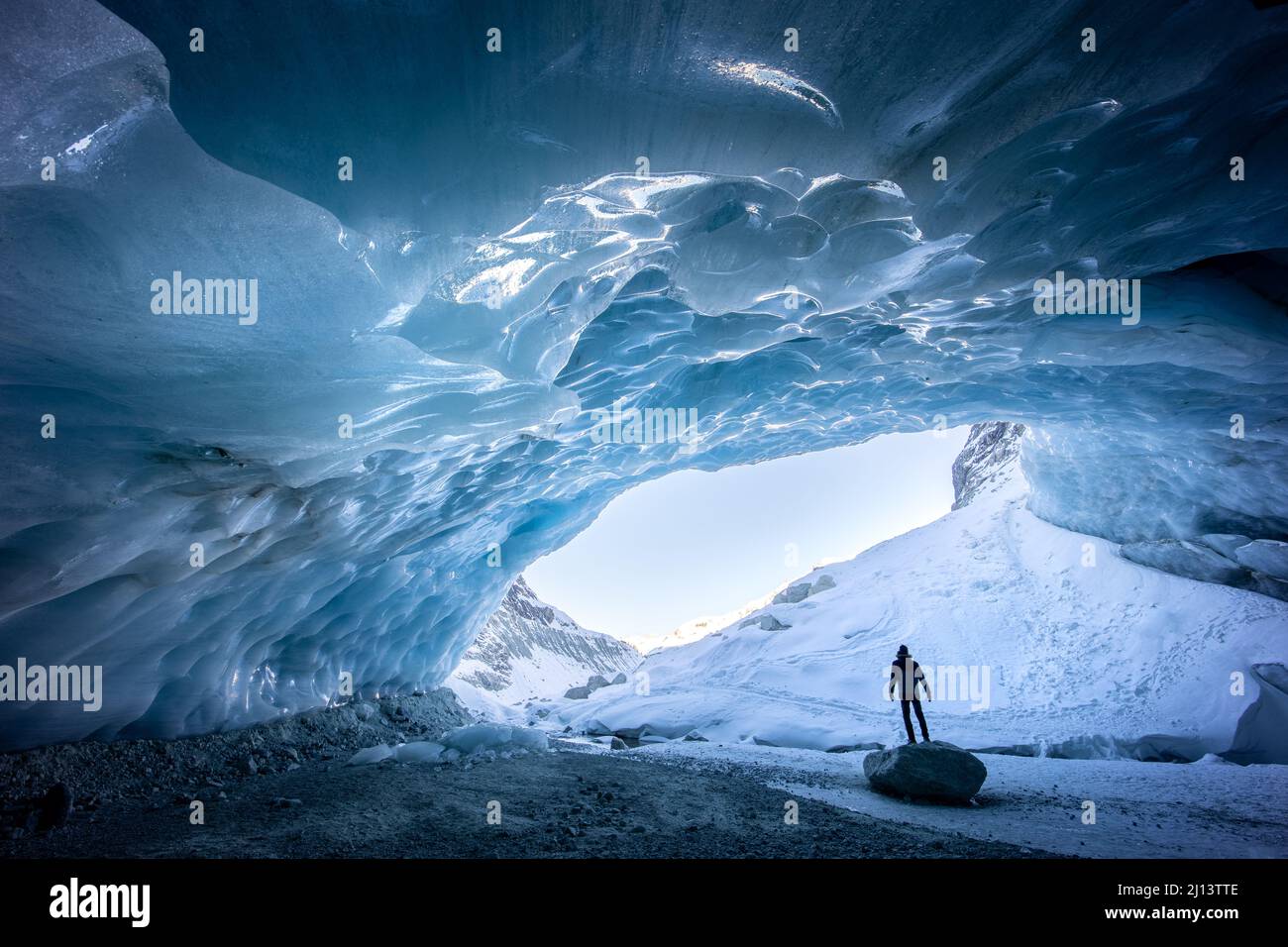 Exploration de grottes de glace dans le glacier de Zinal, Valais Suisse  Photo Stock - Alamy