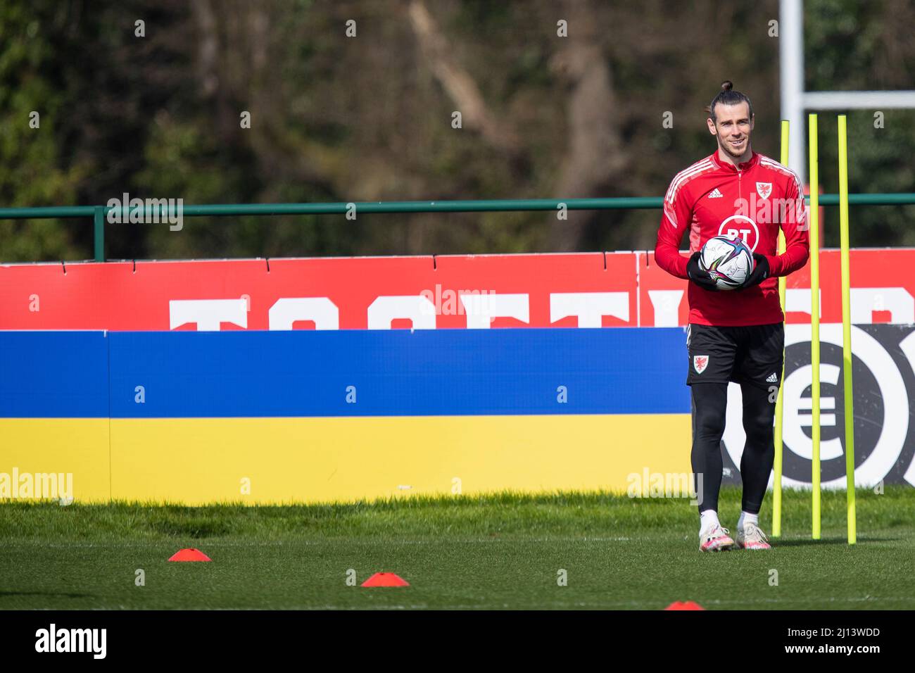 Hensol, pays de Galles, Royaume-Uni. 22nd mars 2022. Gareth Bale devant une palissade montrant les couleurs du drapeau ukrainien lors de l'entraînement de l'équipe nationale de football du pays de Galles à Vale Resort avant le match de demi-finale de la coupe du monde 2022 du côté contre l'Autriche. Crédit : Mark Hawkins/Alay Live News Banque D'Images