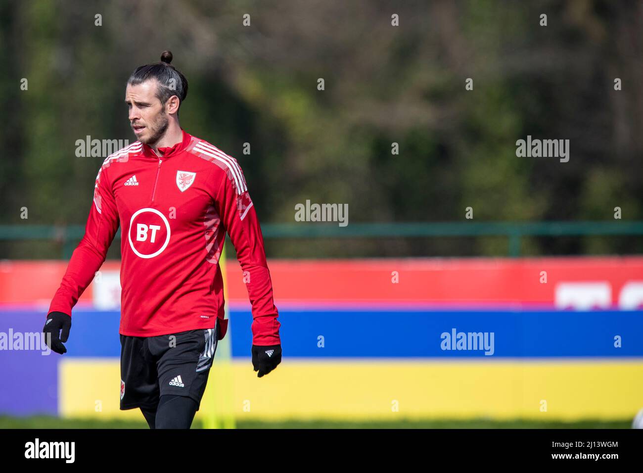 Hensol, pays de Galles, Royaume-Uni. 22nd mars 2022. Gareth Bale devant une palissade montrant les couleurs du drapeau ukrainien lors de l'entraînement de l'équipe nationale de football du pays de Galles à Vale Resort avant le match de demi-finale de la coupe du monde 2022 du côté contre l'Autriche. Crédit : Mark Hawkins/Alay Live News Banque D'Images