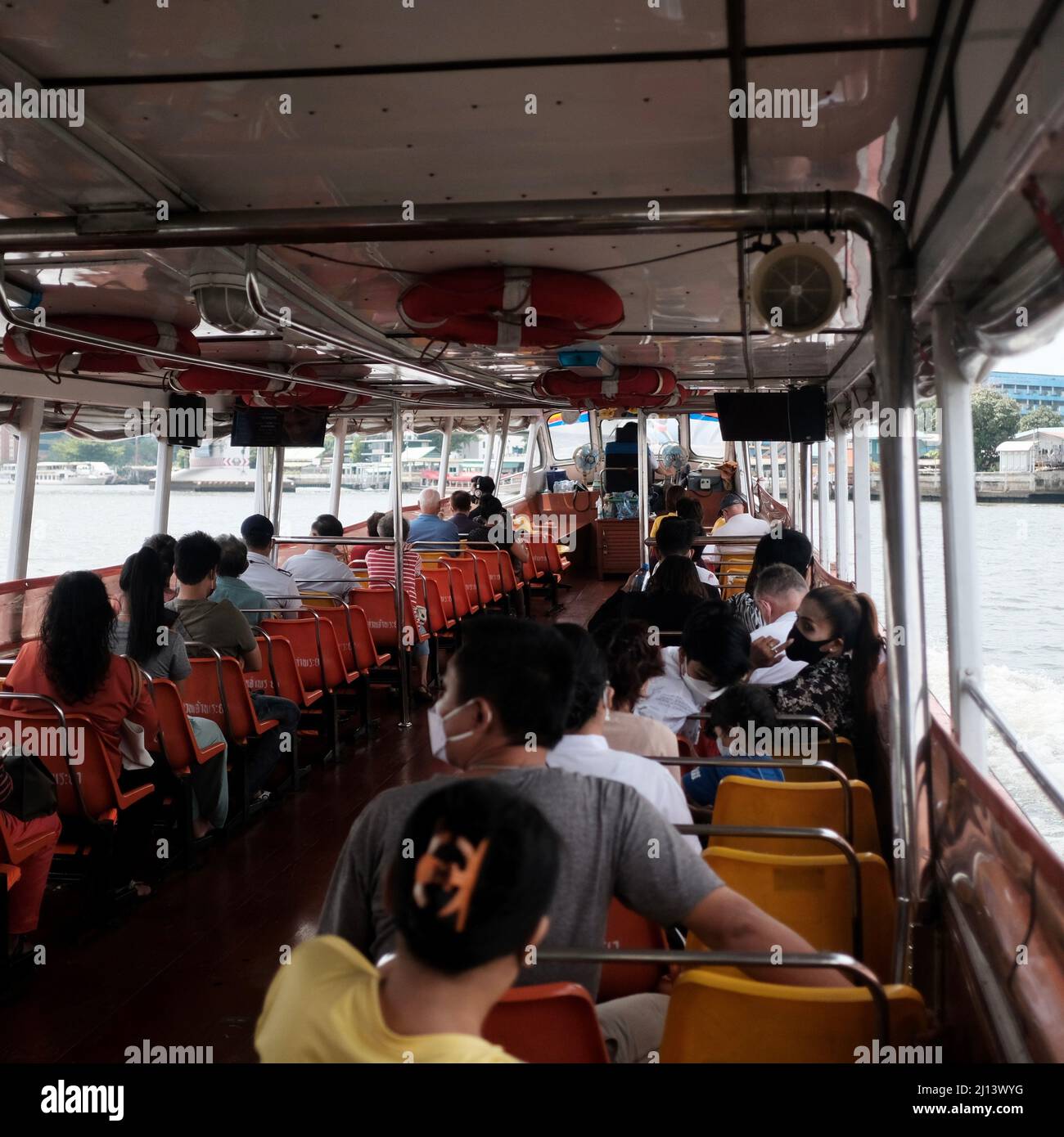 Chao Phraya River Express Boat Orange Flag Bangkok Thaïlande Banque D'Images