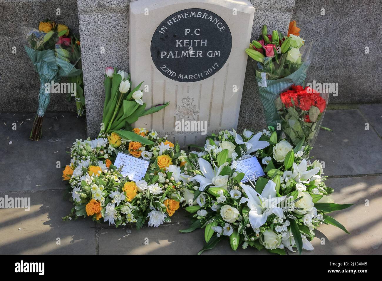 Londres, Royaume-Uni. 22nd mars 2022. Des fleurs ont été déposées à l'extérieur du Parlement où le PC Keith Palmer a été tué en 2017. Credit: Imagetraceur/Alamy Live News Banque D'Images