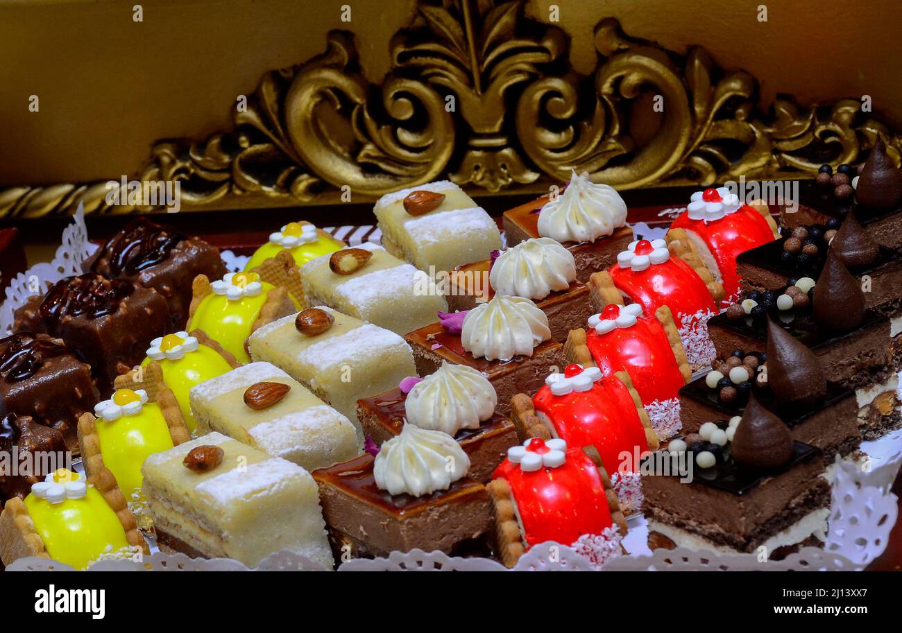 Assortiment de mini-gâteaux à la crème, au chocolat et aux baies-sucreries offerts au mariage marocain Banque D'Images