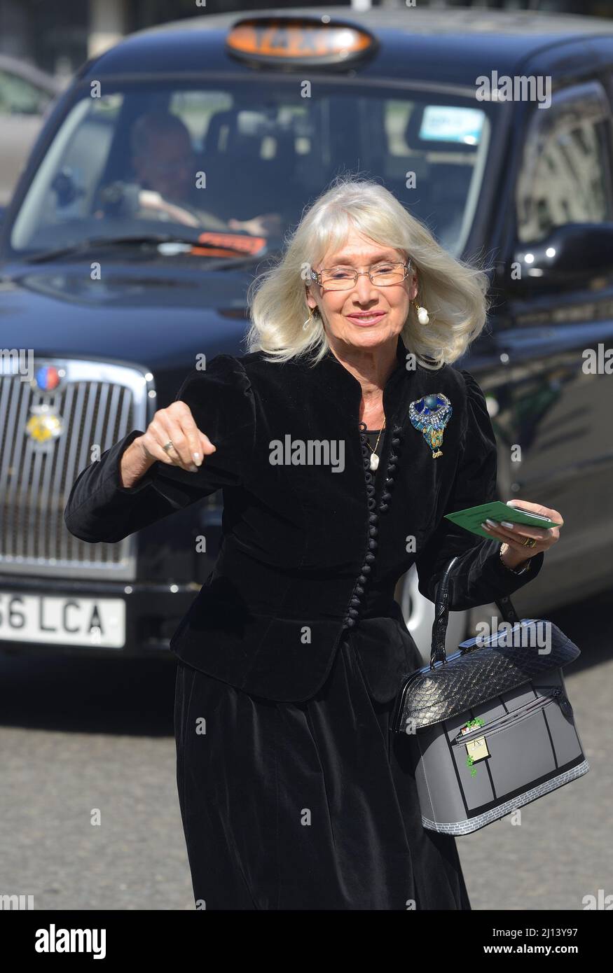 Jan Leeming - présentateur de télévision et lecteur de nouvelles - participant au service commémoratif de Dame Vera Lynn à l'abbaye de Westminster, le 21st mars 2022 Banque D'Images