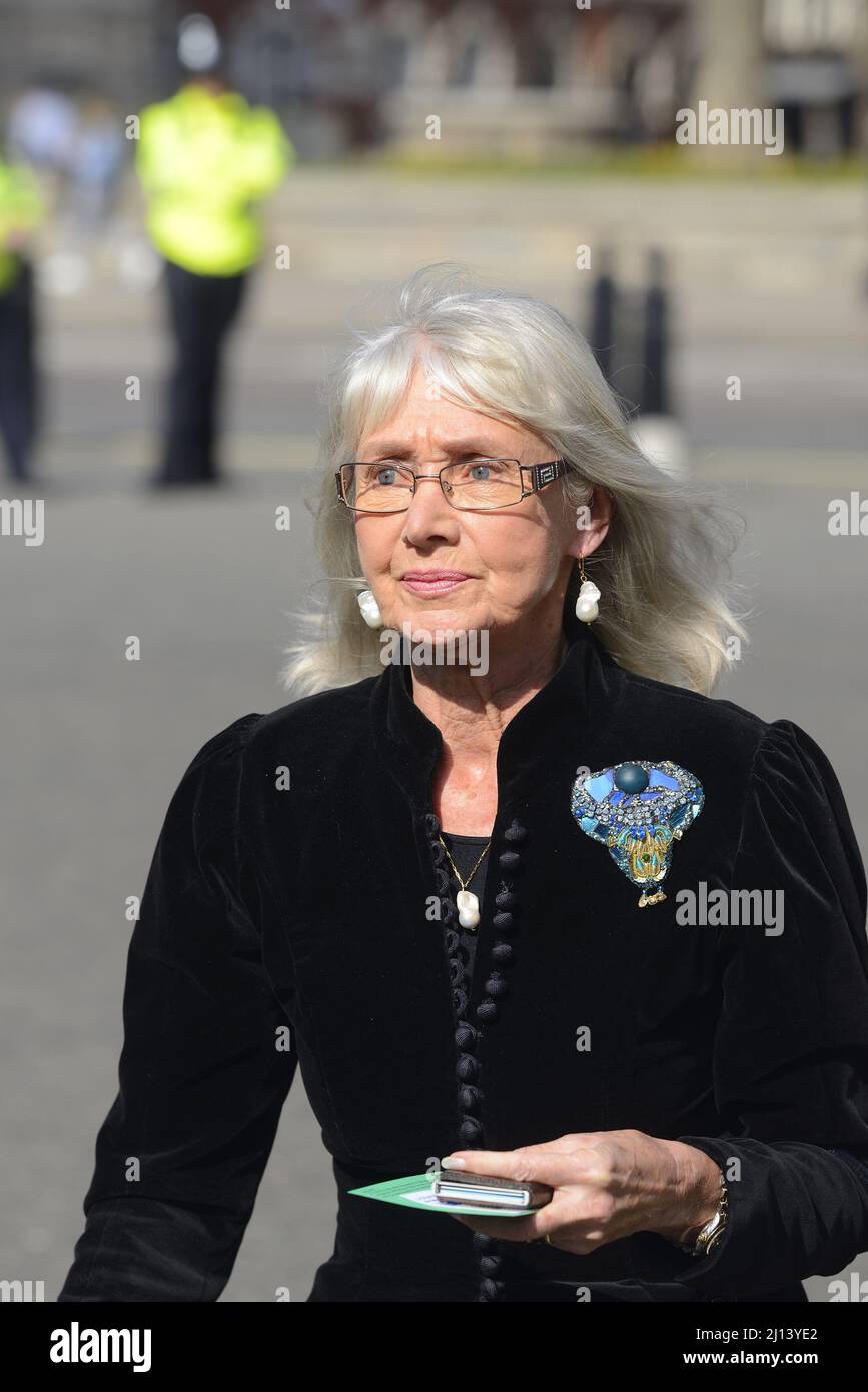 Jan Leeming - présentateur de télévision et lecteur de nouvelles - participant au service commémoratif de Dame Vera Lynn à l'abbaye de Westminster, le 21st mars 2022 Banque D'Images