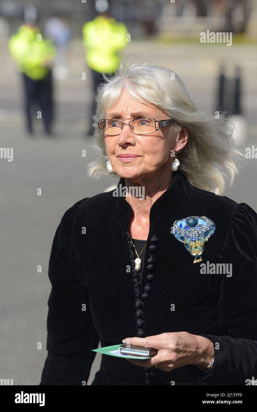 Jan Leeming - présentateur de télévision et lecteur de nouvelles - participant au service commémoratif de Dame Vera Lynn à l'abbaye de Westminster, le 21st mars 2022 Banque D'Images