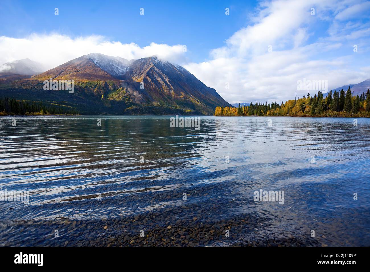 Vue d'automne du Trône du roi situé dans le lac Kathleen, parc national et réserve Kluane, territoire du Yukon, Canada. Banque D'Images