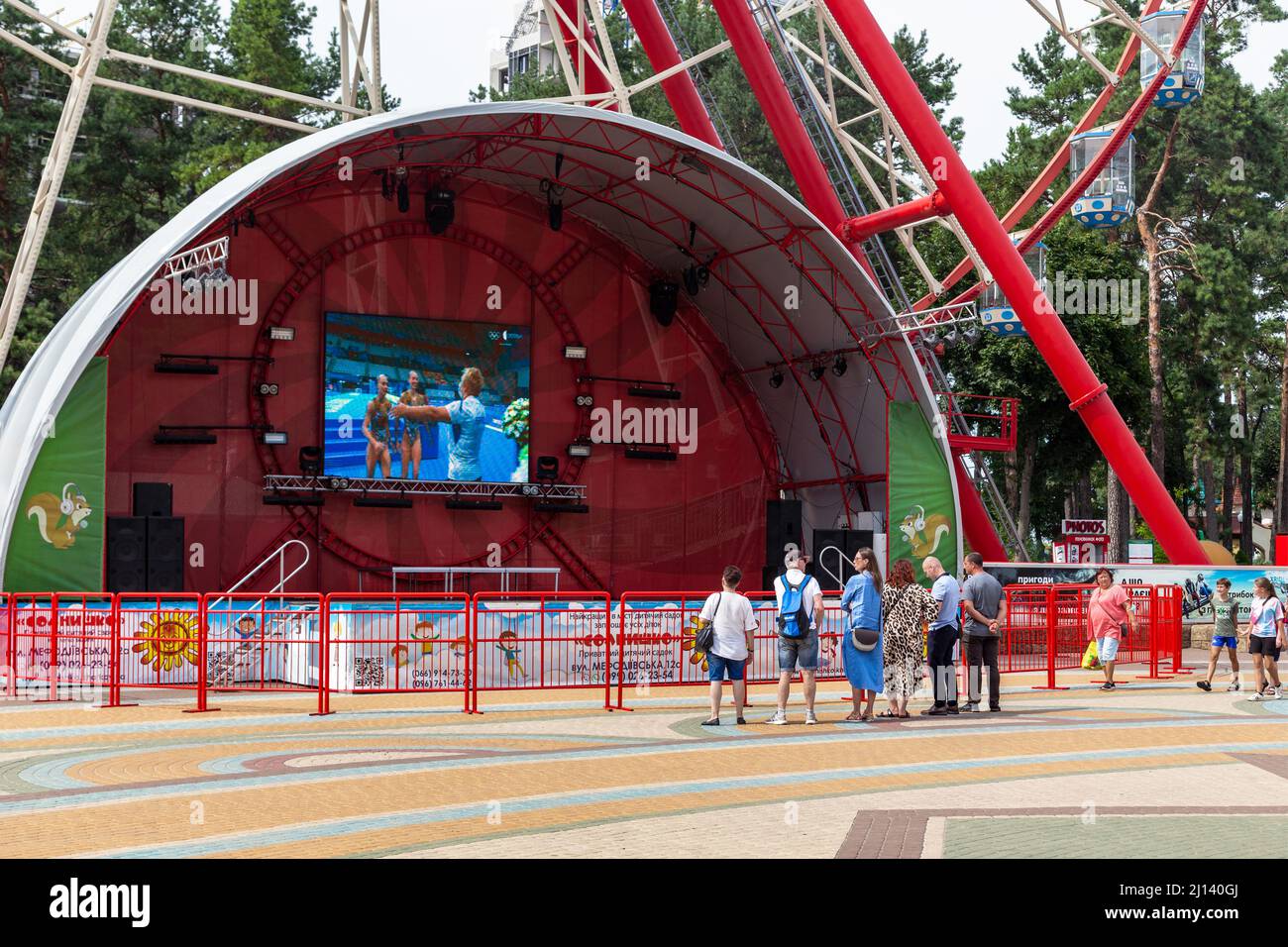 KHARKIV, UKRAINE - 3 AOÛT 2021 : théâtre d'été à côté de la grande roue, converti pour diffuser les Jeux Olympiques, dans le Parc Central du culte Banque D'Images