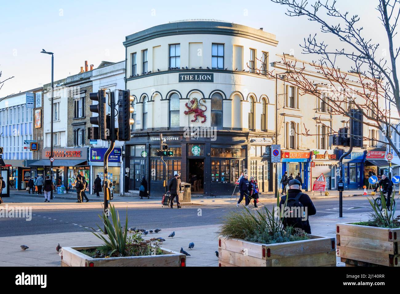The Lion Pub, aujourd'hui café Starbucks, à Archway, dans le nord de Londres, au Royaume-Uni Banque D'Images