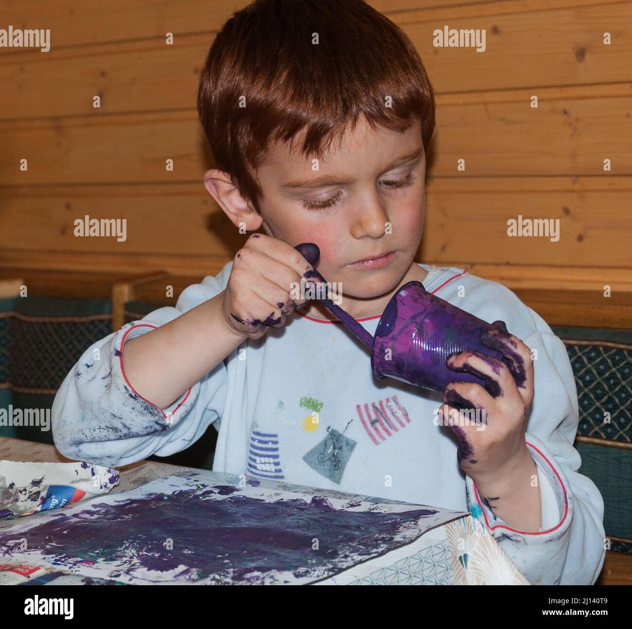 enfant peint se salir les mains avec de la peinture Banque D'Images
