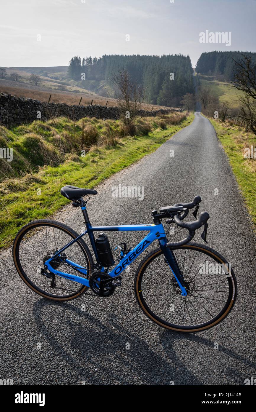 Vélo de route électrique Orbea gain avec bouteille de batterie de rallonge de portée en option, Marl Hill, Bowland, Lancashire, Royaume-Uni. Banque D'Images