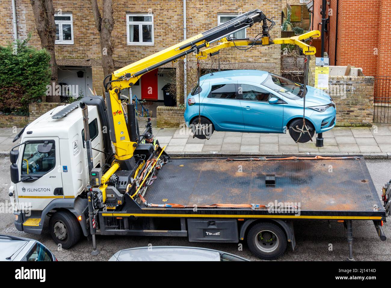 L'équipe de stationnement du Conseil d'Islington a retiré un véhicule stationné illégalement, à Londres, au Royaume-Uni Banque D'Images