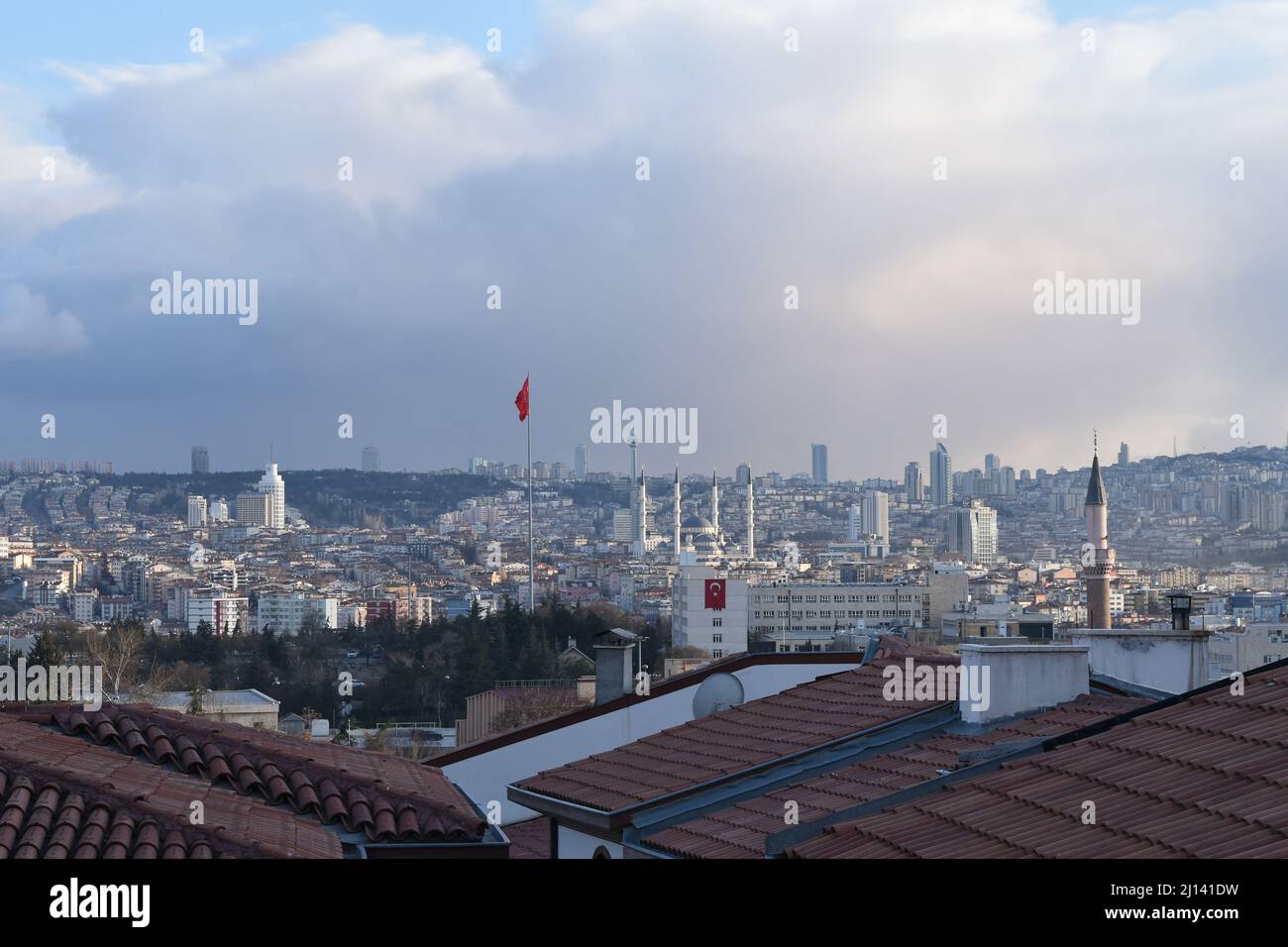 Vue sur Ankara, Turquie (vue vers le sud depuis la région du château vers le centre d'Ankara et montagnes enneigées en arrière-plan) Banque D'Images