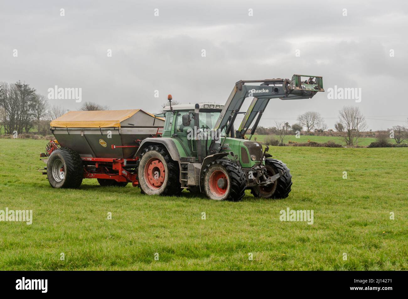 Rosscarbery, West Cork, Irlande. 22nd mars 2022. Par temps chaud mais couvert, l'agriculteur Ivan Jennings utilise un tracteur Fendt 818 et un épandeur Bredall pour épandre de l'engrais Sulphercan. Ivan et son frère John cultivent des produits laitiers et du travail du sol sur 350 acres, ce champ étant préparé pour la production d'ensilage. Crédit : AG News/Alay Live News Banque D'Images