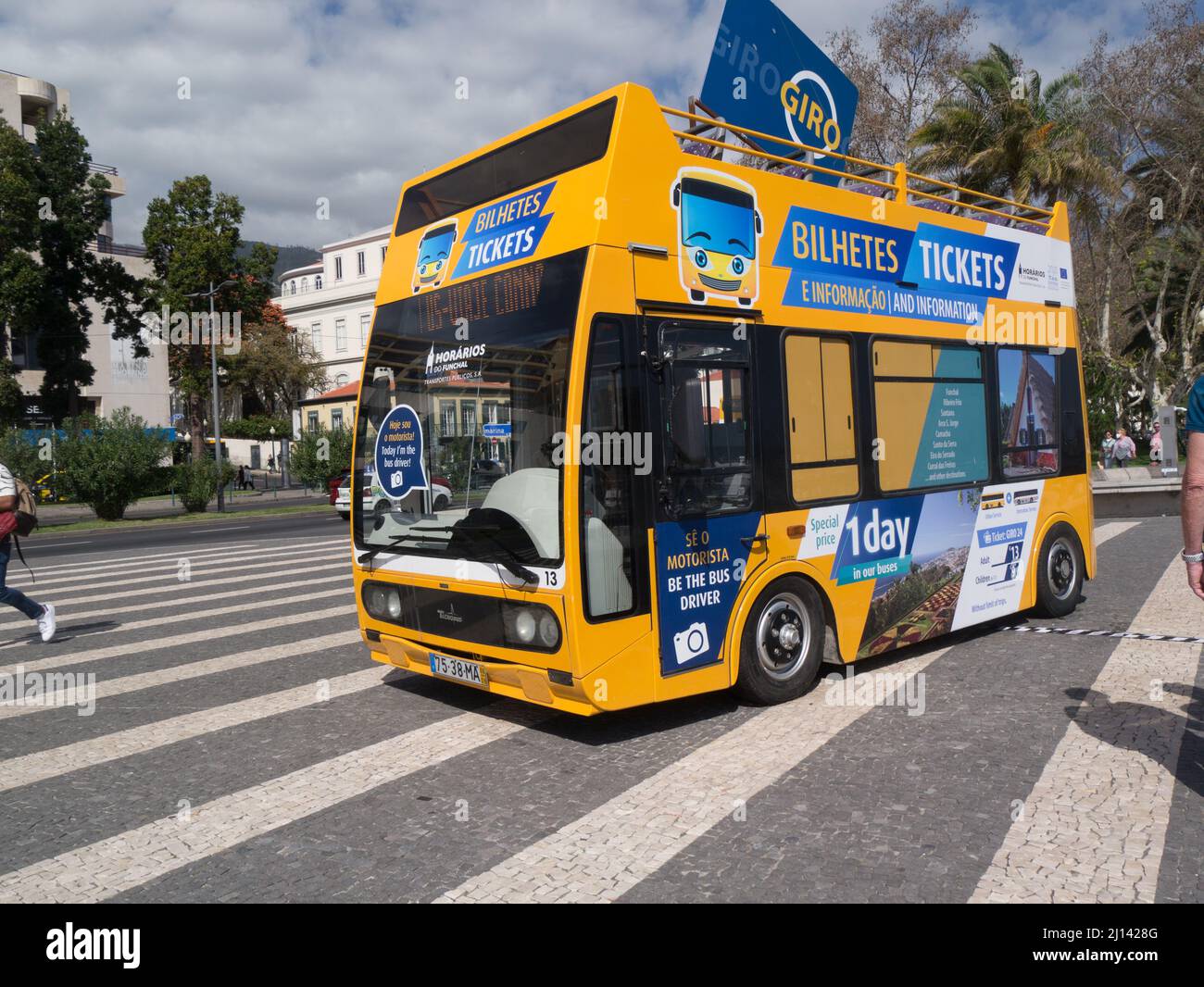 Bus jaune utilisé comme bureau de vente pour vendre des tickets pour les bus  locaux sur Promenade Funchal Madère Portugal UE Photo Stock - Alamy