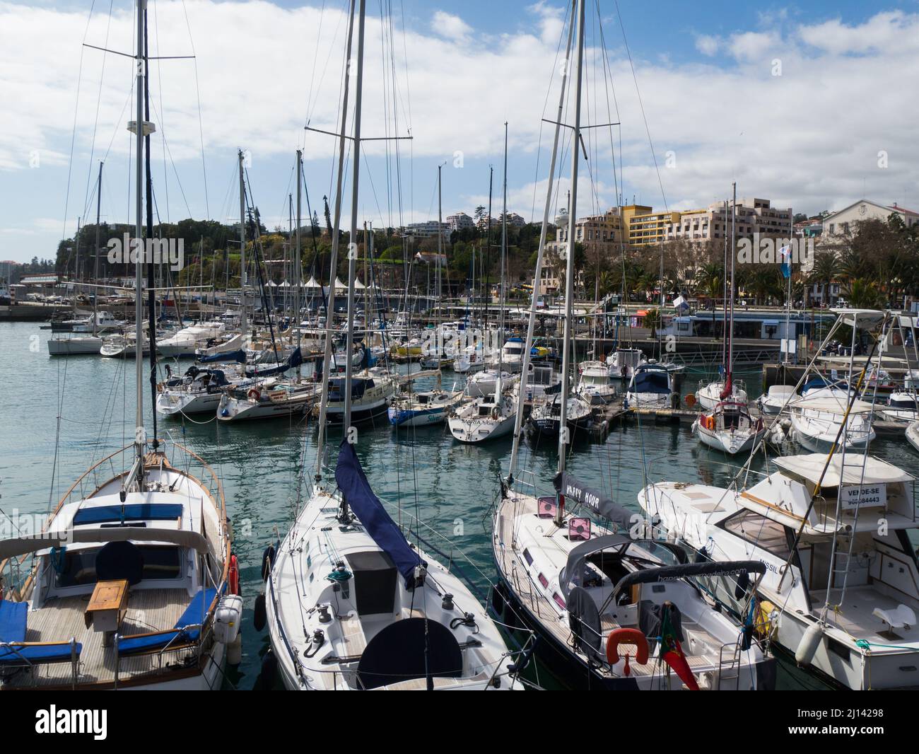 Des loisirs chers amarrés à Funchal Marina Madeira Portugal vue de l'UE sur les propriétés de front de mer Banque D'Images