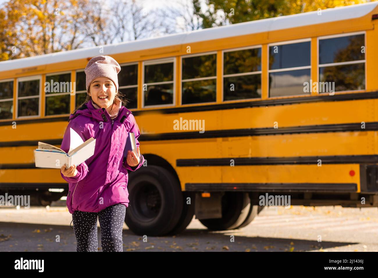 Fille de l'adolescence avant de monter dans le bus scolaire Banque D'Images