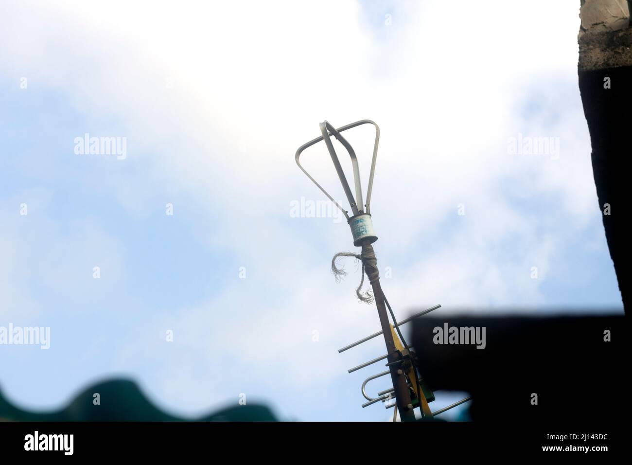 Antennes sur fond bleu ciel Banque D'Images