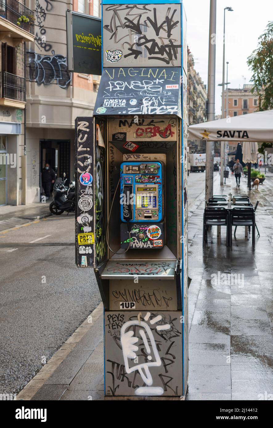 BARCELONE ESPAGNE QUARTIER GOTHIQUE BARRIE GÒTIC GRAFFITI TÉLÉPHONE COUVERT KIOSQUE Banque D'Images