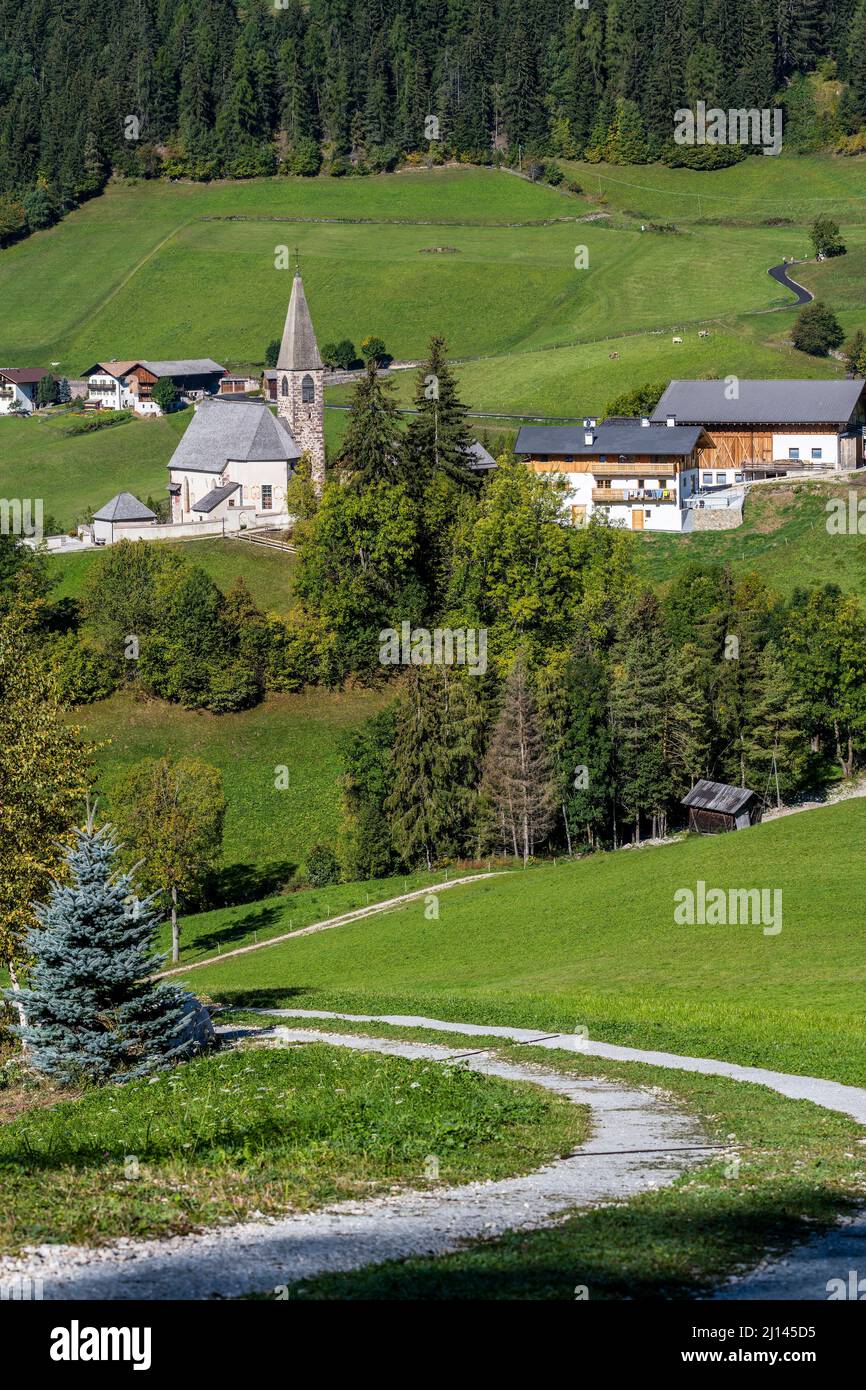 Vue panoramique sur le village de montagne de Santa Maddalena, vallée de Funes, Tyrol du Sud, Italie Banque D'Images
