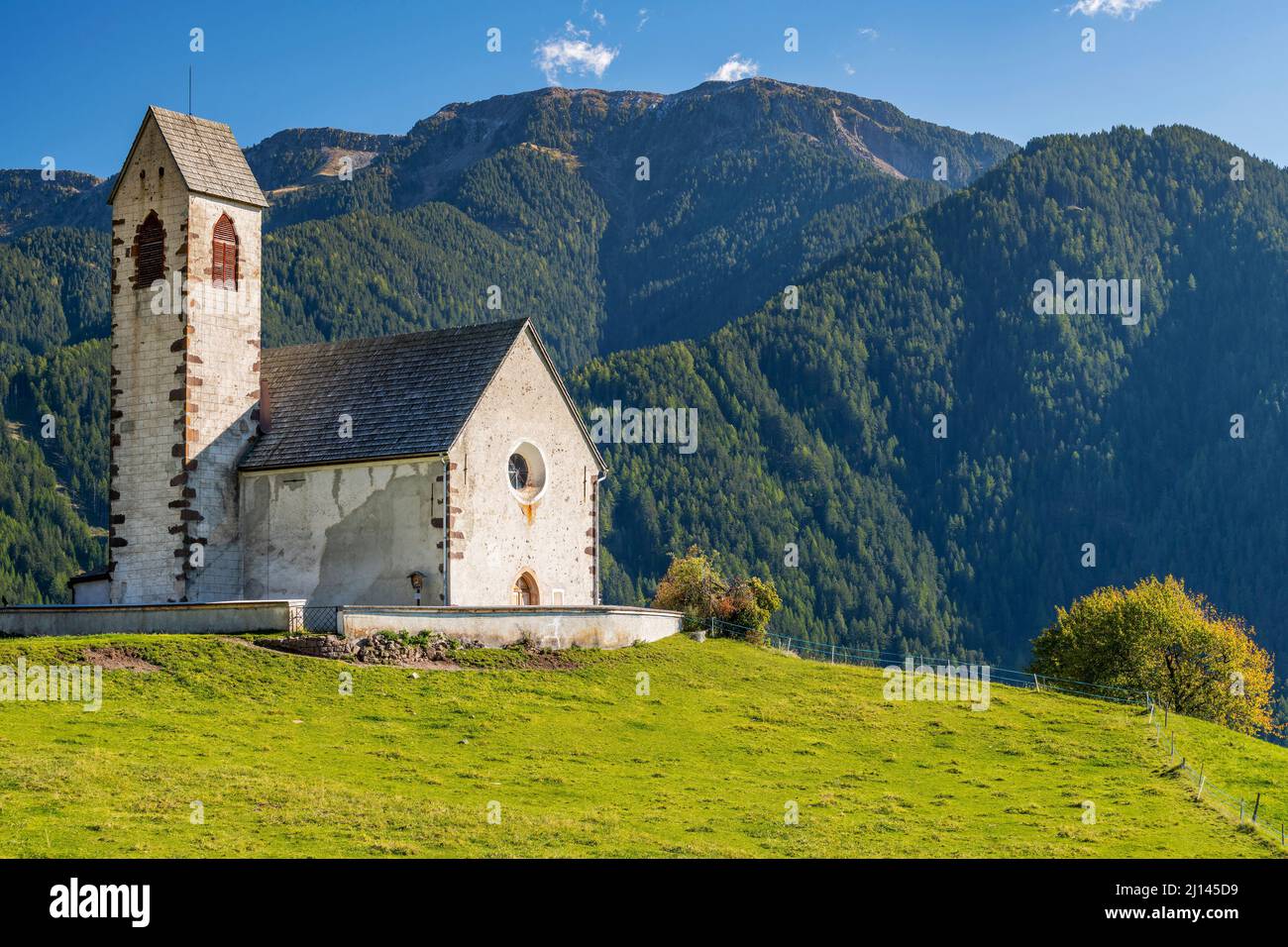 Église de San Giacomo al Passo, vallée de Funes, Tyrol du Sud, Italie Banque D'Images
