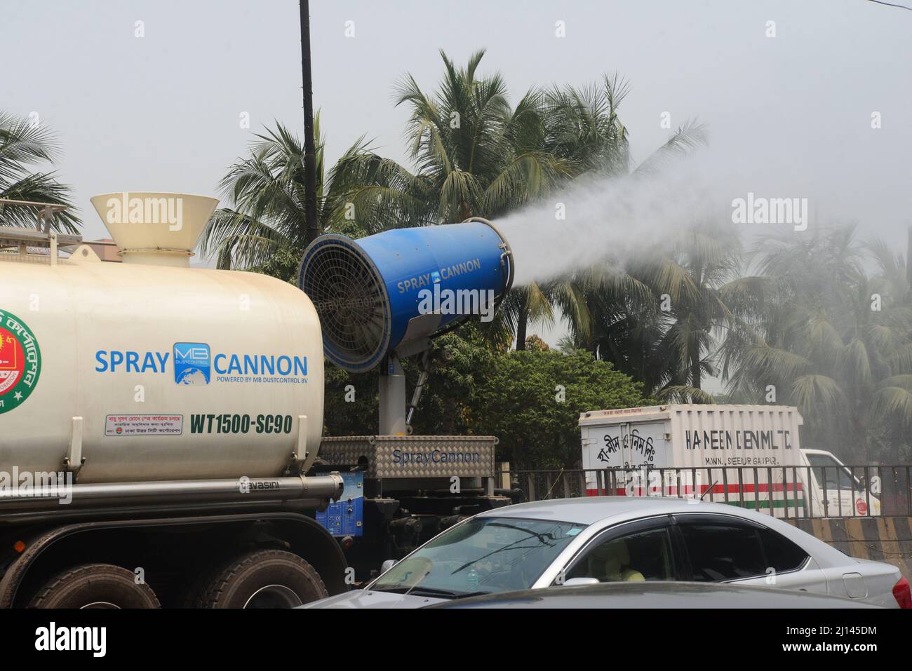 Dhaka, Bangladesh. 22nd mars 2022. Le 22 mars 2022, à Dhaka, au Bangladesh, le canon à vaporiser de l’eau pour contrôler la qualité de l’air de la ville. Le Bangladesh est le pays où la pollution de l'air est la plus grave au monde, selon un rapport publié en 2021 par IQAir, une entreprise suisse qui surveille la qualité de l'air. Credit: Mamunur Rashid/Alamy Live News Banque D'Images