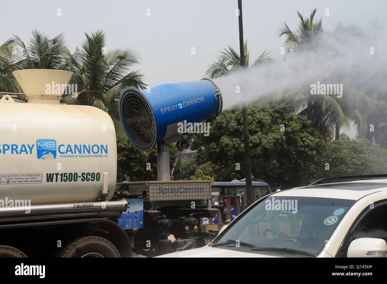 Dhaka, Bangladesh. 22nd mars 2022. Le 22 mars 2022, à Dhaka, au Bangladesh, le canon à vaporiser de l’eau pour contrôler la qualité de l’air de la ville. Le Bangladesh est le pays où la pollution de l'air est la plus grave au monde, selon un rapport publié en 2021 par IQAir, une entreprise suisse qui surveille la qualité de l'air. Credit: Mamunur Rashid/Alamy Live News Banque D'Images