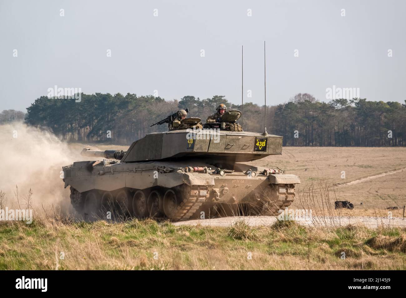 le principal char de bataille de l'armée britannique 2 FV4034 est en action lors d'exercices à travers la campagne Banque D'Images