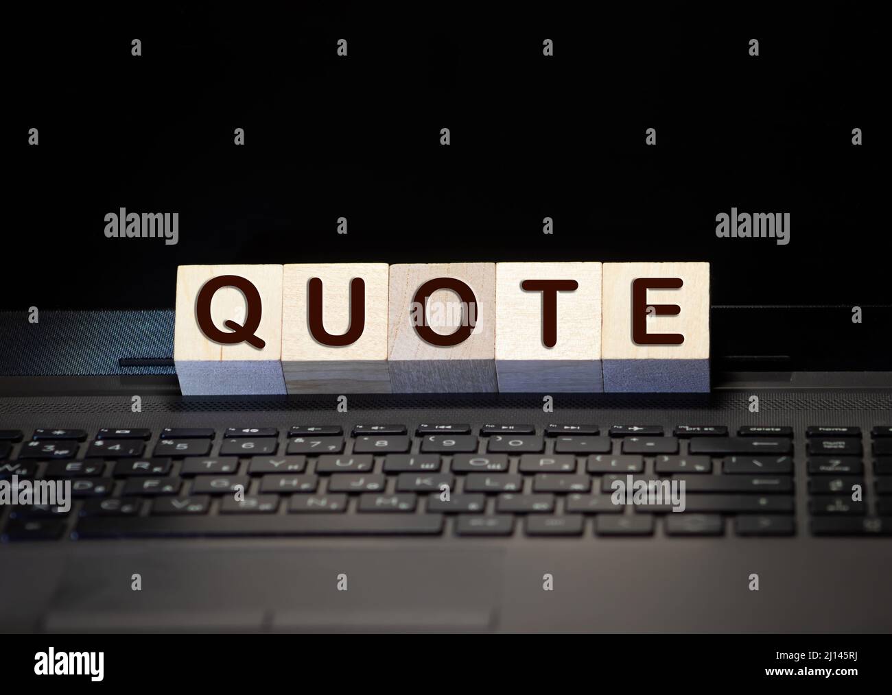 Citations Mot De Blocs De Bois Avec Des Lettres Citation Avis Officiel Ou Concept De Citation Fond Gris Photo Stock Alamy