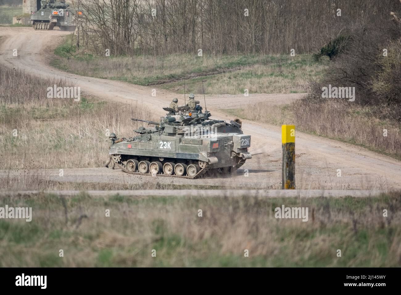 Armée britannique Warrior FV510 char de combat d'infanterie légère en action sur l'exercice militaire Banque D'Images