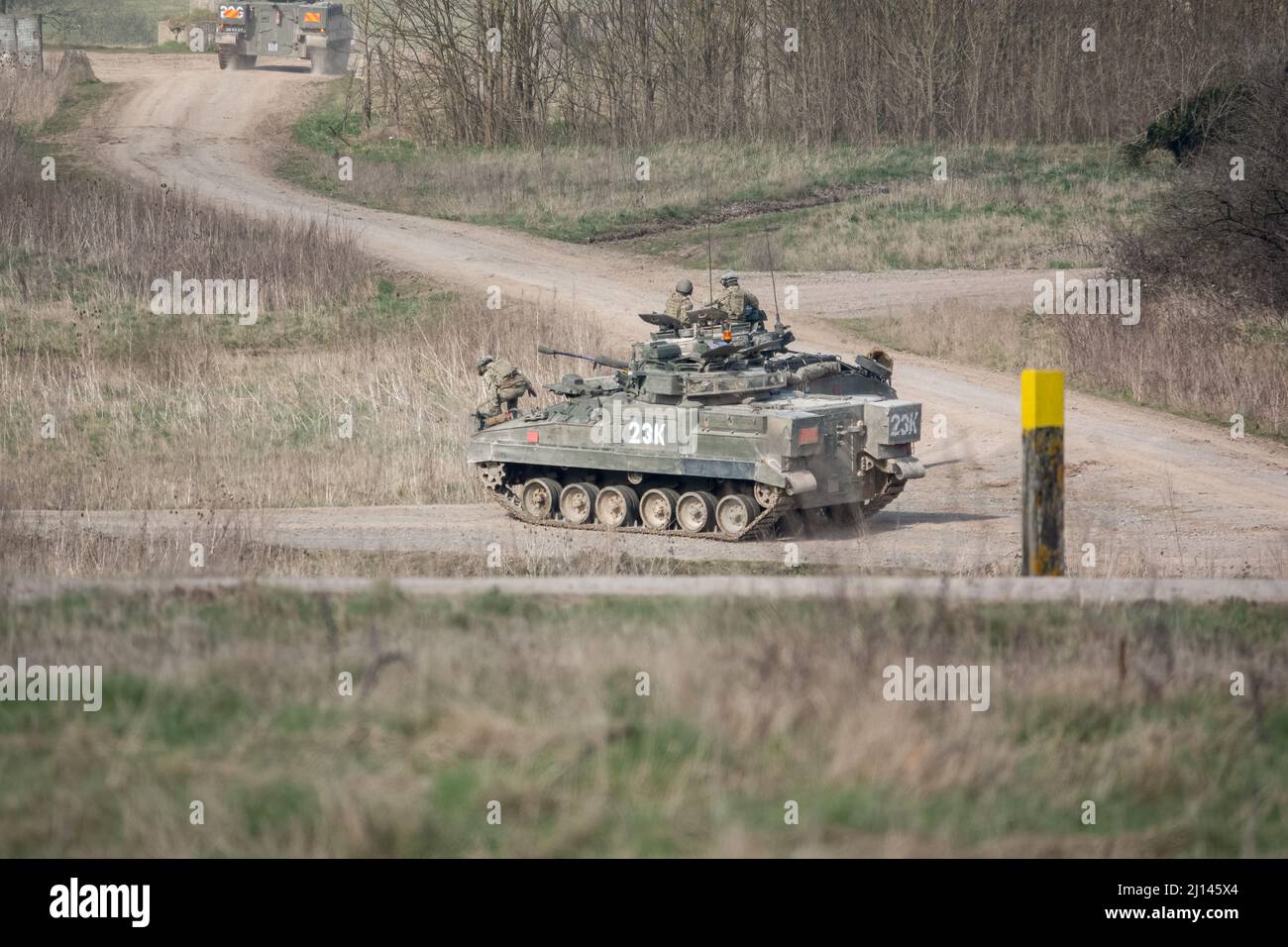 Armée britannique Warrior FV510 char de combat d'infanterie légère en action sur un exercice militaire Banque D'Images