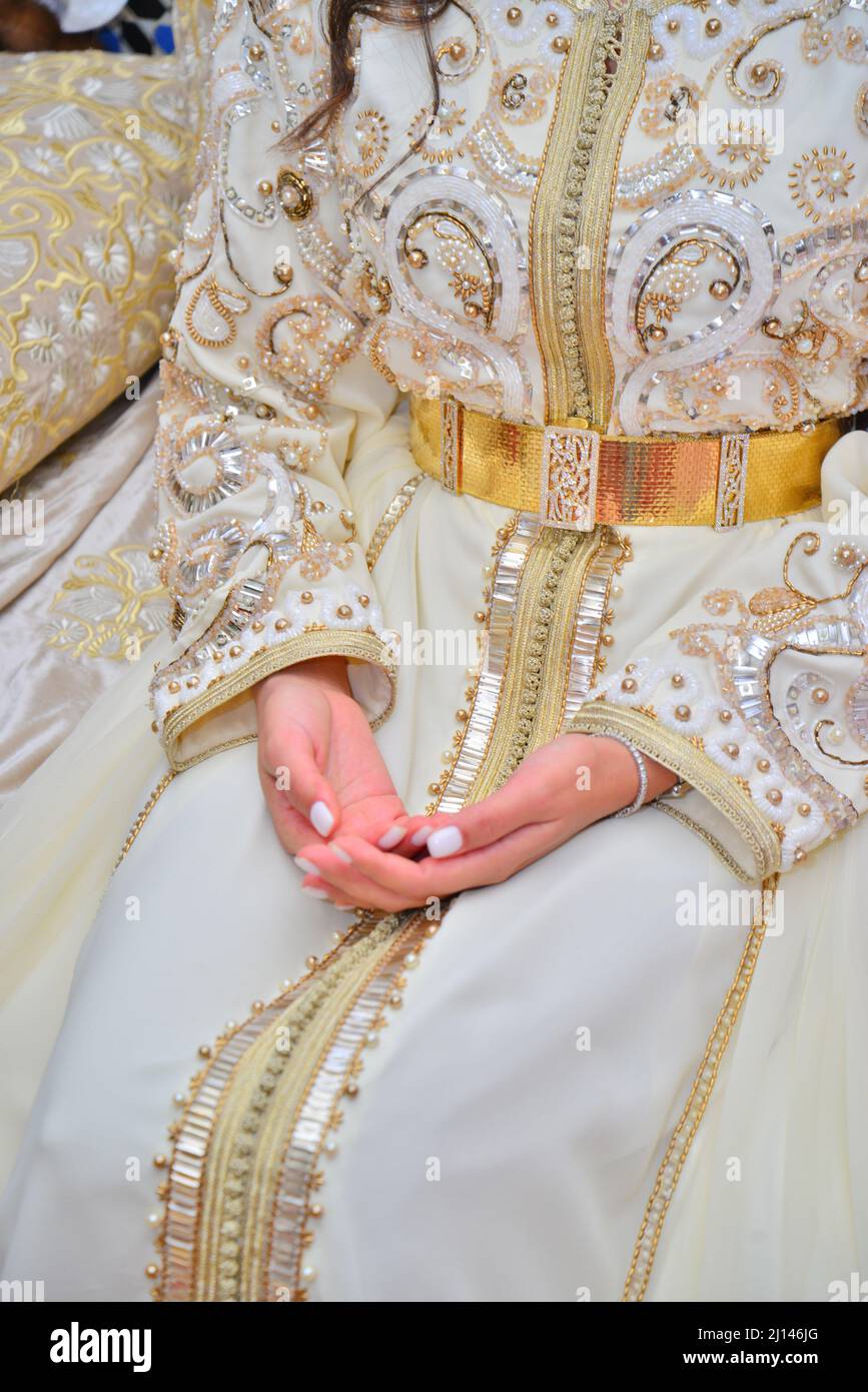 Détails d'un caftan blanc marocain pour femmes, avec son ​​embroidery et sa  dentelle dorée Photo Stock - Alamy