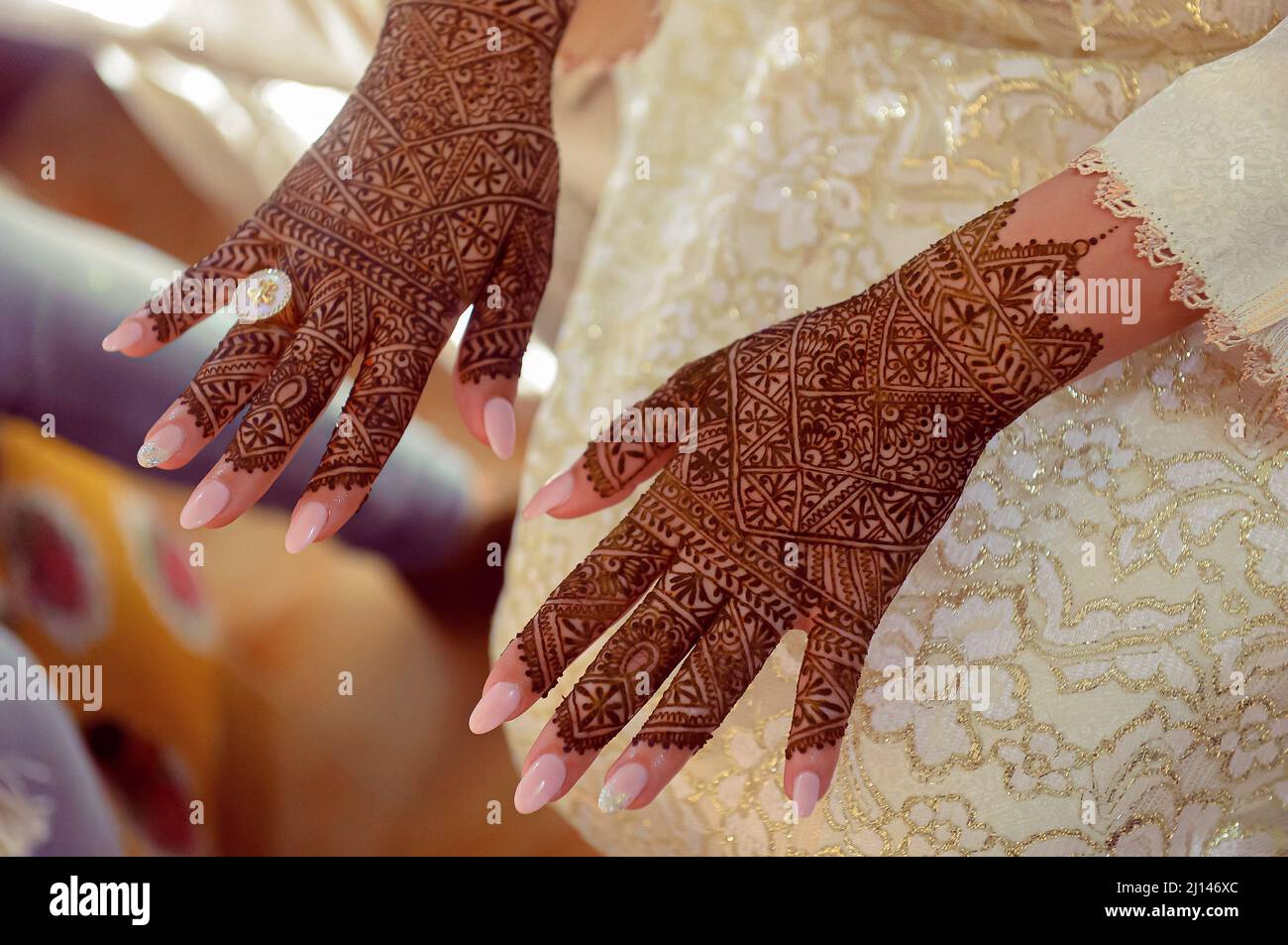 Artiste appliquant le tatouage au henné sur les mains des femmes. Le Mehndi est un art décoratif marocain traditionnel. Vue rapprochée sur le dessus Banque D'Images