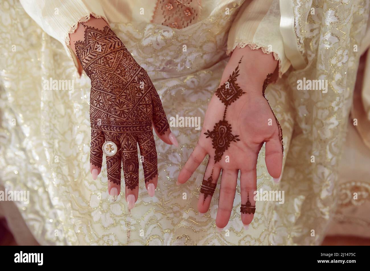 Artiste appliquant le tatouage au henné sur les mains des femmes. Le Mehndi est un art décoratif marocain traditionnel. Vue rapprochée sur le dessus Banque D'Images