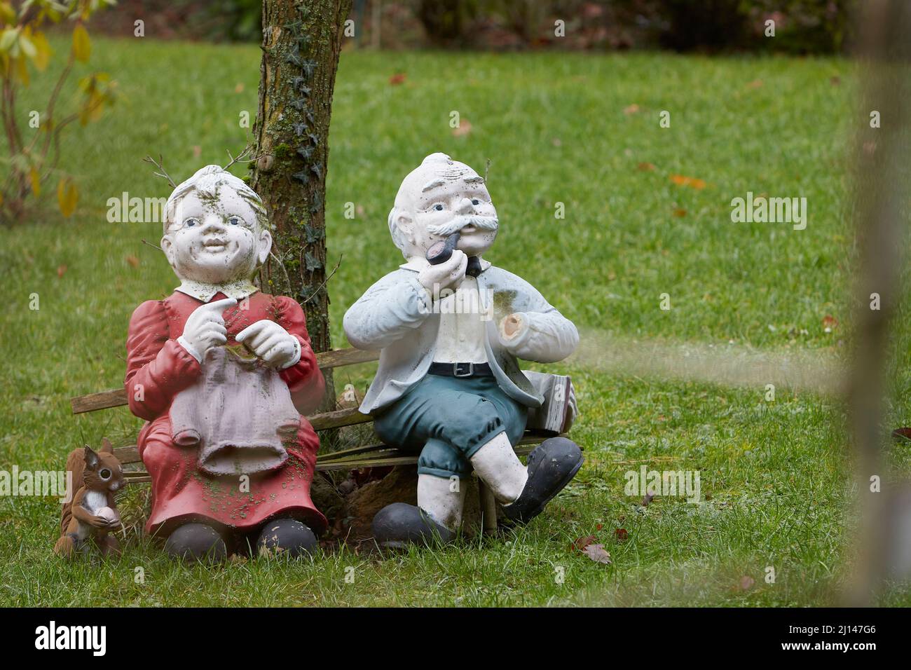 figurines d'un couple âgé assis sur un banc dans un jardin, reposant et profitant de la retraite Banque D'Images