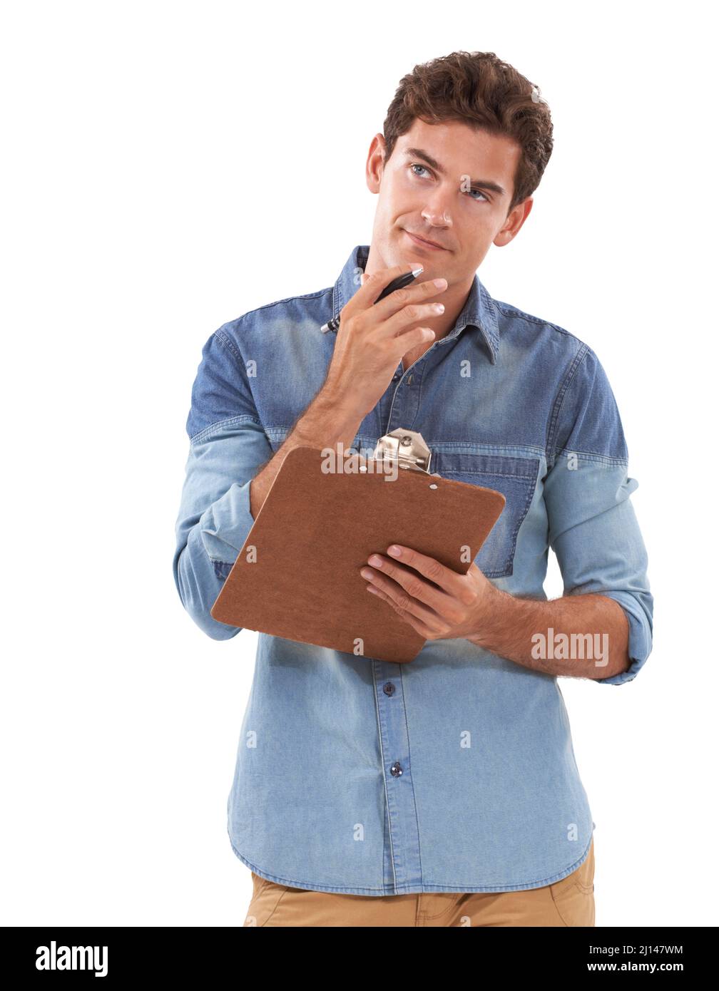 Ai-je oublié quelque chose. Un jeune homme pensif tenant une planchette à pince. Banque D'Images