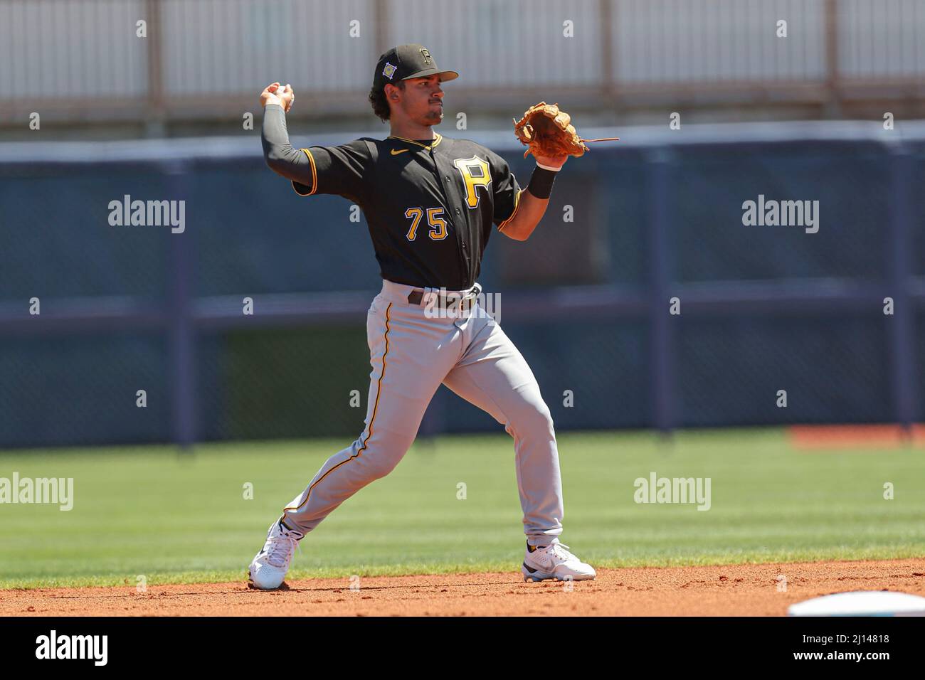 Port Charlotte, FL États-Unis : Nicky Gonzalez (75), deuxième joueur de base des Pirates de Pittsburgh, lance en premier lors d'un match de baseball d'entraînement de printemps contre le Tamp Banque D'Images