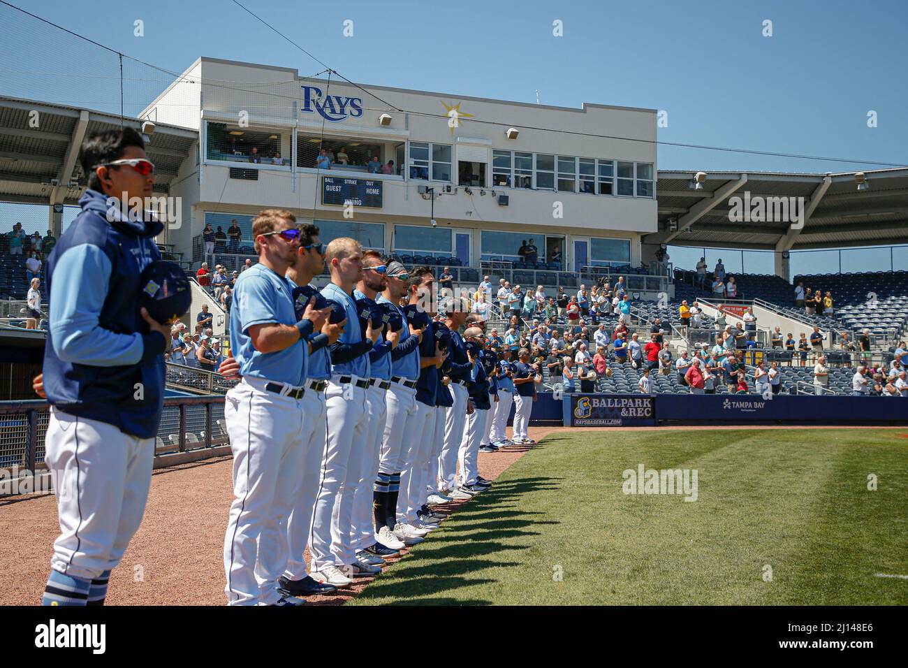 Port Charlotte, FL États-Unis : les joueurs de Tampa Bay Rays se tiennent debout et retirent leurs casquettes pour le chant de l'hymne national lors d'un entraînement de baseball de printemps g Banque D'Images