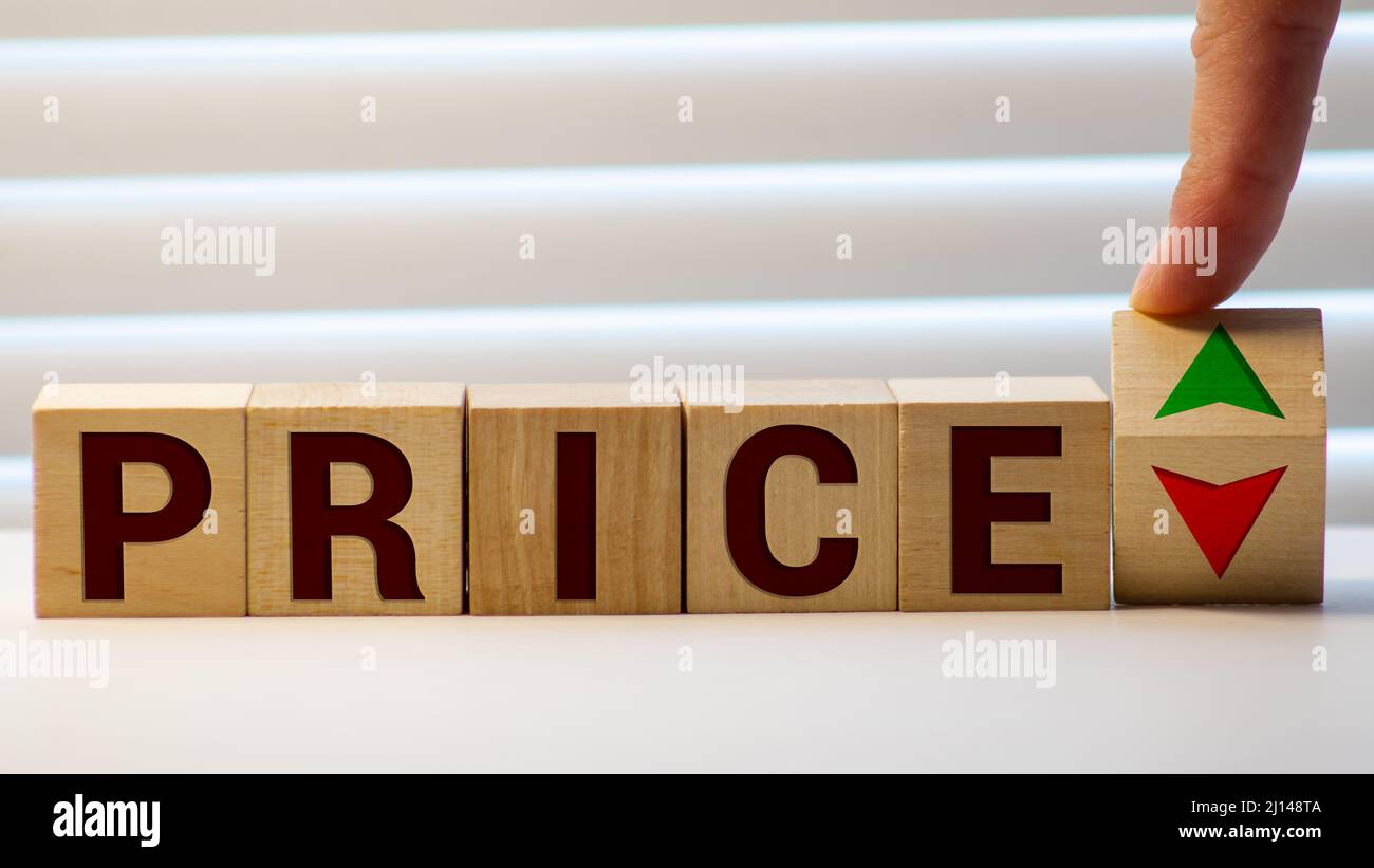 Un homme change la position d'un bloc avec des symboles de croissance et déclin près de la parole :. Réglementation des prix, l'équilibre offre-demande, lois du marché. Eco Banque D'Images